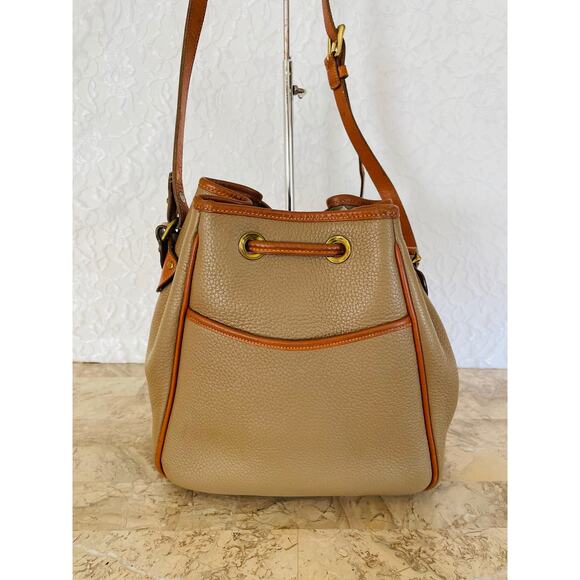 Rare Vtg Dooney and Bourke taupe AWL leather pebble bucket, duffle shoulder bag - Picture 2 of 9